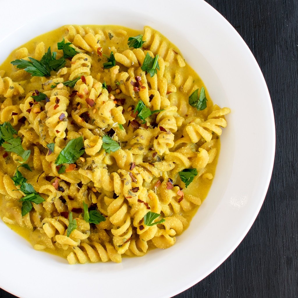 Calling out all Pasta lovers…..you are going to love this Creamy Coconut Pasta. It’s outstanding and absolutely desirable. It’s not Thai flavored but it tastes definitely out of this word. With only few ingredients and 20 minutes my weeknights are now super delicious [ vegan + oil free ] kiipfit.com