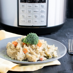 Vegan Cheese Vegetable Quinoa is a wholesome, cheesy yet nutritious one dish meal that’s perfect for lunch or dinner. Also its super easy to cook without much hassle | kiipfit.com