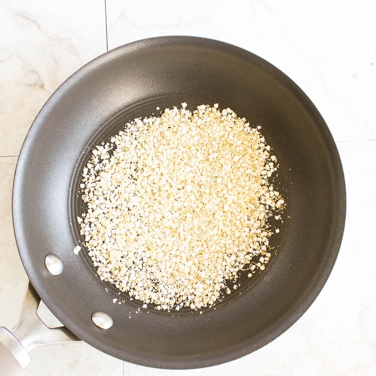 Roasted quinoa flakes