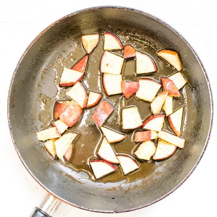 Cooked apples in a pan. 