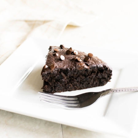 Easy Vegan Chocolate Cake | gluten free | kiipfit.com