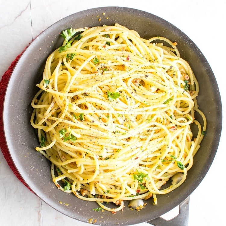 Spaghetti Aglio e Olio tossed in the pan